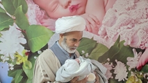 طنین بانگ اذان در گوش نوزادان در آیین گرامیداشت هفته تغذیه با شیر مادر در بیمارستان حضرت امام خمینی(ره) شهرستان آباده
